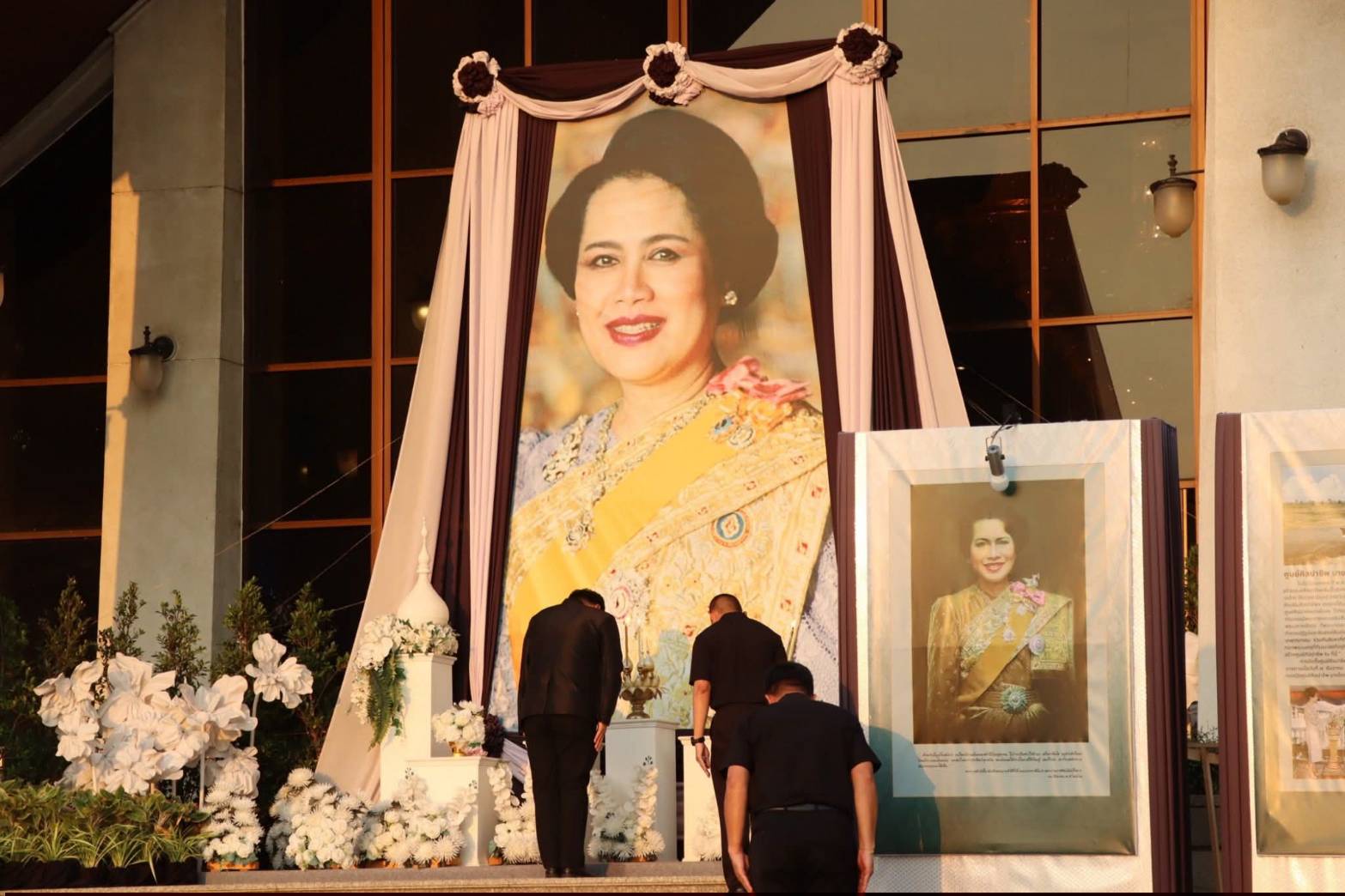 title - ผู้อำนวยการศูนย์ส่งเสริมและพัฒนาอาชีพเสริมนอกภาคการเกษตร ร่วมกิจกรรมแสดงความอาลัยและแสดงความจงรักภักดีสมเด็จพระนางเจ้าสิริกิต์ พระบรมราชินีนาถ พระบรมราชชนนีพันปีหลวง โครงการหนึ่งความดี ล้านความรัก ภูมิใจพรรคพระพันปีหลวง ณ ศาลาพระมิ่งขวัญ ศูนย์ส่งเสริมและพัฒนาอาชีพเสริมนอกภาคการเกษตร (ศูนย์ศิลปาชีพบางไทรฯ (เดิม))